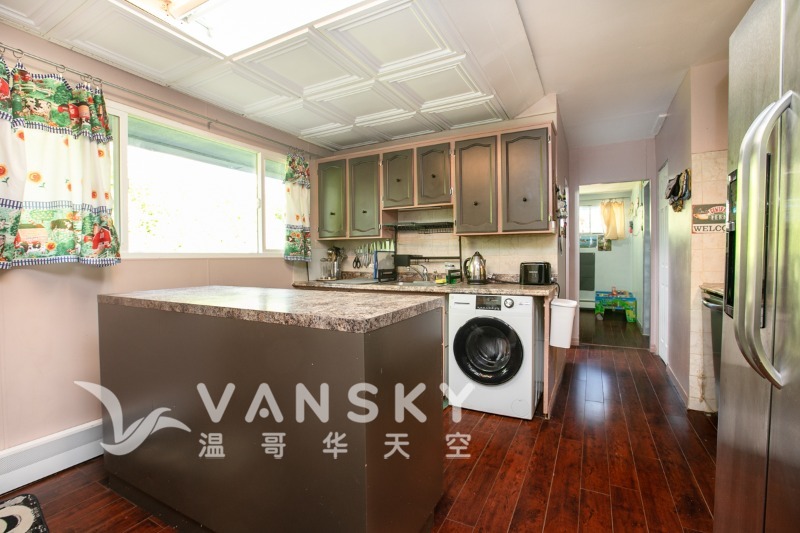 250928205636_2135 Newport Ave_09.jpg